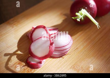 Crocchette fresche su un tagliere in legno con luce naturale Foto Stock
