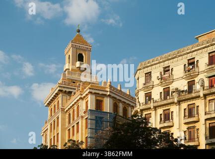 Scena architettonica della città a l'Avana Vecchia, Cuba, presa da un alto punto panoramico, durante l'ora d'oro. Splendidi edifici coloniali e art deco con un caldo bagliore Foto Stock