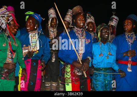 Membri delle tribù nomadi Wodaabe, regione del lago Ciad, Ciad Foto Stock