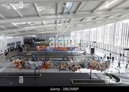 9 aprile 2022, SeaTac, Washington, Stati Uniti: I volontari ritirano i bagagli al ritiro bagagli durante una simulazione del flusso dei passeggeri presso l'International Arrivals Facility presso l'aeroporto internazionale di Seattle-Tacoma a SeaTac, Washington, sabato 9 aprile 2022. La nuova struttura del porto di Seattleâ, di 450 000 metri quadrati, aprirà il mese prossimo dopo il completamento dei test finali di preparazione operativa. (Immagine di credito: © Paul Christian Gordon/ZUMA Press Wire) Foto Stock