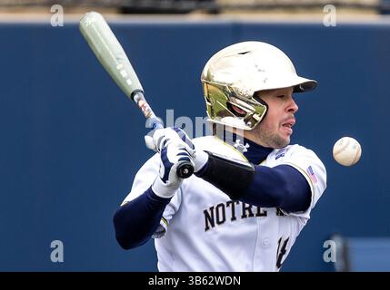 9 aprile 2022: Il ricevitore di Notre Dame Nick Juaire (18) in battuta durante la partita di baseball NCAA tra i Clemson Tigers e i Notre Dame Fighting Irish al Frank Eck Stadium di South Bend, Indiana. Notre Dame sconfisse Clemson 8-1. John Mersits/CSM.(immagine di credito: © John Mersits/CSM via ZUMA Press Wire) Foto Stock