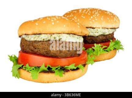 Panino con hamburger di agnello con insalata fresca e salsa di yogurt alla menta isolato su sfondo bianco Foto Stock