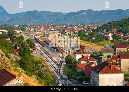 Scalo di smistamento vicino alla Željeznička stanica (stazione ferroviaria) di Nikšić, la seconda città più grande del Montenegro - binari ferroviari con trai merci Foto Stock