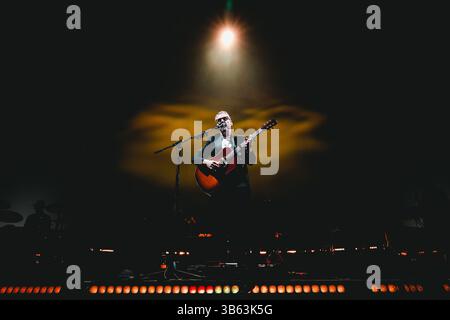 Milano, Italia. 30 marzo 2025. Brunori SAS si esibisce dal vivo durante il Tour l'albero delle noci all'Unipol Forum Assago di Milano, Italia, il 30 marzo 2025 (foto di Alessandro Bremec/NurPhoto). Crediti: NurPhoto SRL/Alamy Live News Foto Stock
