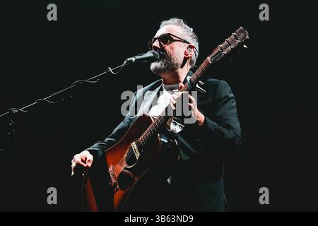 Milano, Italia. 30 marzo 2025. Brunori SAS si esibisce dal vivo durante il Tour l'albero delle noci all'Unipol Forum Assago di Milano, Italia, il 30 marzo 2025 (foto di Alessandro Bremec/NurPhoto). Crediti: NurPhoto SRL/Alamy Live News Foto Stock
