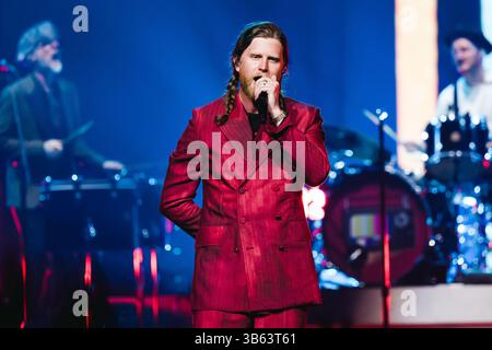 Milano, Italia. 27 aprile 2025. Wesley Schultz dei The Lumineers si esibisce dal vivo durante l'Automatic World Tour all'Unipol Forum Assago di Milano, Italia, il 27 aprile 2025 (foto di Alessandro Bremec/NurPhoto). Crediti: NurPhoto SRL/Alamy Live News Foto Stock