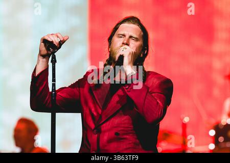 Milano, Italia. 27 aprile 2025. Wesley Schultz dei The Lumineers si esibisce dal vivo durante l'Automatic World Tour all'Unipol Forum Assago di Milano, Italia, il 27 aprile 2025 (foto di Alessandro Bremec/NurPhoto). Crediti: NurPhoto SRL/Alamy Live News Foto Stock