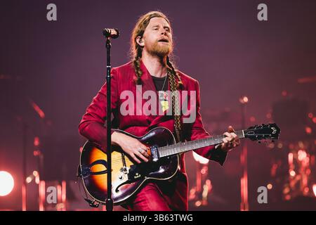 Milano, Italia. 27 aprile 2025. Wesley Schultz dei The Lumineers si esibisce dal vivo durante l'Automatic World Tour all'Unipol Forum Assago di Milano, Italia, il 27 aprile 2025 (foto di Alessandro Bremec/NurPhoto). Crediti: NurPhoto SRL/Alamy Live News Foto Stock