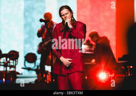 Milano, Italia. 27 aprile 2025. Wesley Schultz dei The Lumineers si esibisce dal vivo durante l'Automatic World Tour all'Unipol Forum Assago di Milano, Italia, il 27 aprile 2025 (foto di Alessandro Bremec/NurPhoto). Crediti: NurPhoto SRL/Alamy Live News Foto Stock