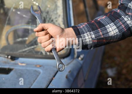 Riparazione di una vecchia auto che ha avuto un incidente, con un parabrezza rotto. Foto Stock