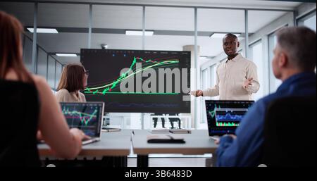 Team aziendale diversificato con donne e uomini che analizzano i dati finanziari. Foto Stock