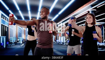 Intenso allenamento di pugilato con Dumbbells in palestra per lezioni di fitness. Professioni possibili: Personal Trainer Foto Stock