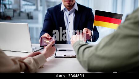 Il Procuratore tedesco approva il visto per coppie immigrate durante la riunione consolare. Foto Stock