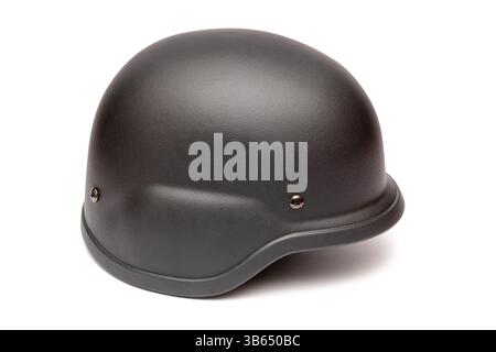 Moderno casco militare su sfondo bianco. Casco da combattimento tattico di colore nero isolato su bianco, utilizzato nelle operazioni militari e di polizia Foto Stock