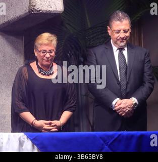 14 settembre 2022: 14/09/2022 Cartago. Consejo de gobierno, presidido por Rodrigo Chaves, y actos protocolarios de conmemoraciÃÂ³n de la Independencia. Llegada de la antorcha de Independencia y ambiente previo, include los faroles y entonaciÃÂ³n del Himno Nacional frente a la Bandera de Plaza Mayor. (Immagine di credito: © Rafael Pacheco Granados/la Nacion via ZUMA Press) Foto Stock