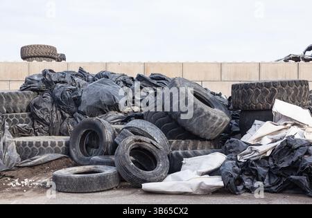 Scarico dei vecchi pneumatici del carrello. Foto Stock