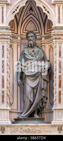 FIRENZE, ITALIA - 17 MARZO 2025: Statua in bronzo di San Giovanni Battista sulla facciata di Orsanmichele di Lorenzo Ghiberti (1414-1416). Foto Stock