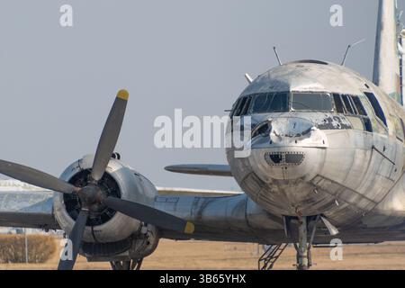 Vecchio aereo ad elica abbandonato con metallo intemprato, finestre incrinate e un naso piegato. Varsavia, Polonia. Foto Stock