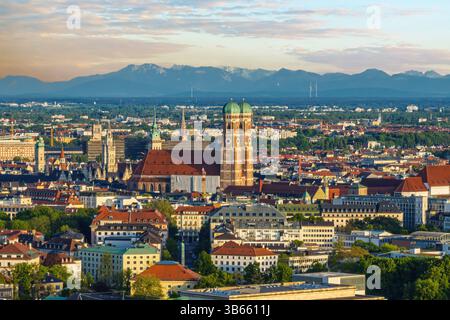 Vista aerea di Monaco con Frauenkirche a Monaco, Germania Foto Stock