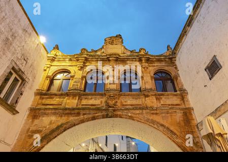 Vista dall'angolo basso dell'arco Scoppa, Ostuni, Puglia, Italia, Europa Foto Stock