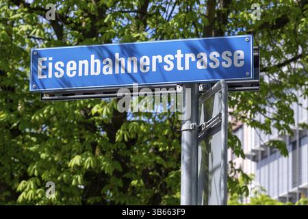 Segui le indicazioni stradali per Eisenbahnstrasse Foto Stock