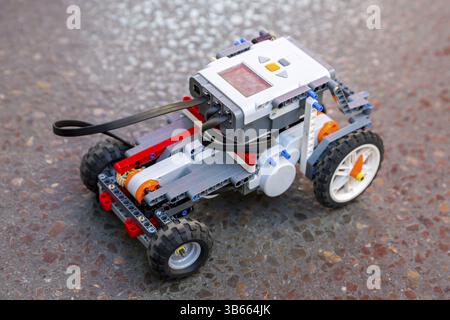 Robot giocattolo realizzato con blocchi colorati di plastica giocattolo. Giocattolo robot per auto Foto Stock