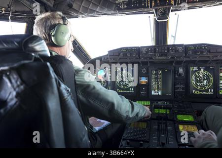 Bruxelles, Belgio - 30 gennaio 2017: I piloti militari pilotano un aereo di trasporto dell'esercito spartano durante un volo per Bruxelles Foto Stock