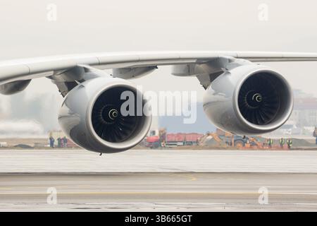 I motori dell'aereo Airbus A380 su un'ala su una pista di un aeroporto Foto Stock