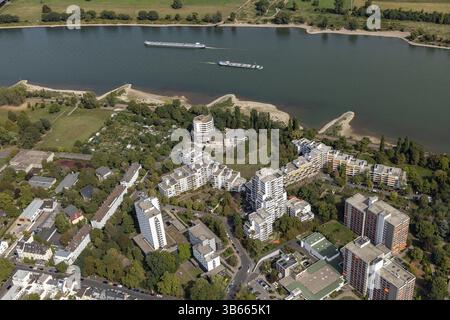 Vista aerea del complesso residenziale di Rheindorf direttamente sulle rive del Reno Foto Stock