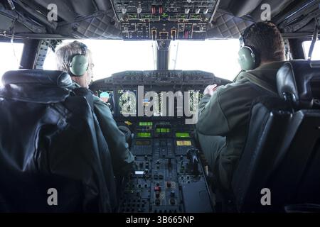 Bruxelles, Belgio - 30 gennaio 2017: I piloti militari pilotano un aereo di trasporto dell'esercito spartano durante un volo per Bruxelles Foto Stock