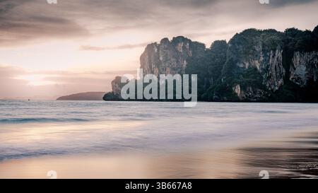 Questa splendida immagine cattura la bellezza mozzafiato di un tranquillo paesaggio costiero. Le torreggianti scogliere calcaree si innalzano maestosamente. Foto Stock