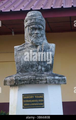 Busto di Samory Toure, fondatore e leader dell'Impero Wassoulou dell'Africa occidentale. Conakry, Guinea Foto Stock
