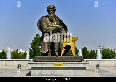 Statue del Monumento all'indipendenza fotografate in una croccante giornata autunnale. Ashgabat, Turkmenistan Foto Stock