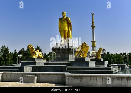 Statua dorata di Saparmurat Niyazov e Monumento all'indipendenza. Ashgabad, Turkmenistan. Foto Stock