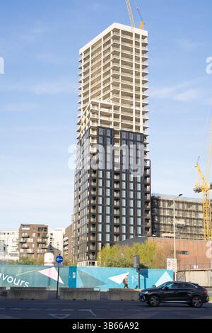 Un grattacielo è stato costruito con sfondo blu a Greenwich Peninsular Londra Regno Unito Foto Stock