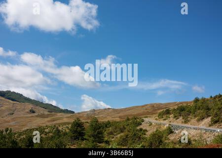 Paesaggio montuoso e strada a Valia calda, Grevena, Grecia Foto Stock