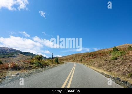 Paesaggio montuoso e strada a Valia calda, Grevena, Grecia Foto Stock