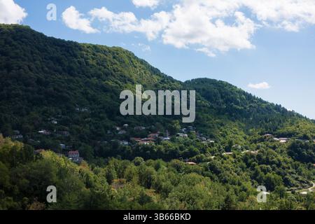 Paesaggi montuosi e piccolo villaggio a Valia calda, Pindos, Grecia Foto Stock