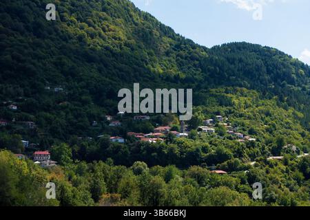 Paesaggi montuosi e piccolo villaggio a Valia calda, Pindos, Grecia Foto Stock