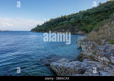Incredibile paesaggio sul mare nella spiaggia di Kerasia, a nord-est di Corfù, in Grecia Foto Stock