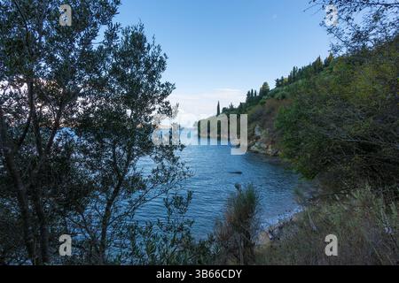 Incredibile paesaggio sul mare nella spiaggia di Kerasia, a nord-est di Corfù, in Grecia Foto Stock