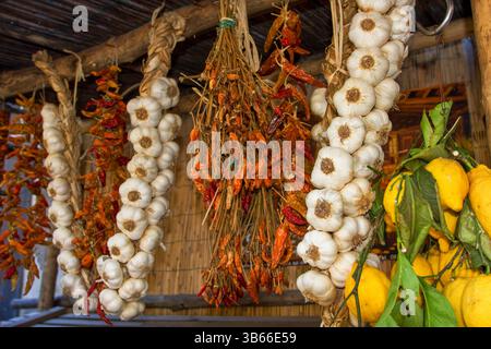 Aglio e peperoncino in un negozio nel sud Italia Foto Stock
