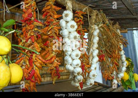 Aglio e peperoncino in un negozio nel sud Italia Foto Stock