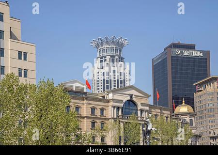 un mix di edifici tradizionali e moderni a shanghai in cina Foto Stock
