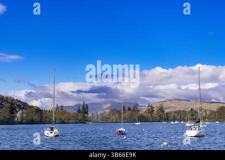 Vista a nord lungo il lago Windermere fino a Fairfield Horseshoe nel Lake District National Park. Bowness su Wndermere, Cumbria, Inghilterra, Regno Unito, Gran Bretagna Foto Stock