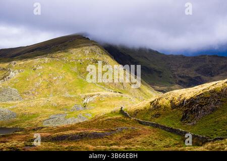 Cresta sud di Snowdon con nuvole basse sulla cima della montagna di Yr Aran nel Parco Nazionale di Snowdonia. Rhyd DU, Gwynedd, Galles del nord, Regno Unito, Gran Bretagna Foto Stock