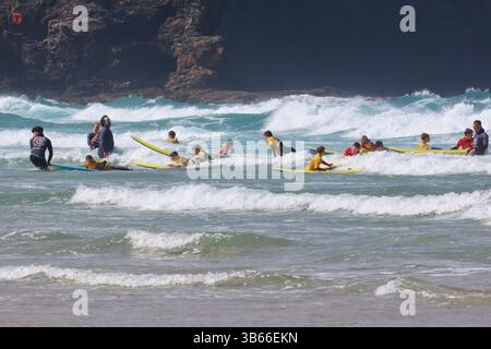 Perranporth, Cornovaglia, Regno Unito. 3 maggio 2025. Meteo nel Regno Unito: Soleggiato sulla spiaggia di Perranporth, Cornovaglia. Crediti: Nidpor/Alamy Live News Foto Stock
