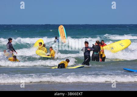 Perranporth, Cornovaglia, Regno Unito. 3 maggio 2025. Meteo nel Regno Unito: Soleggiato sulla spiaggia di Perranporth, Cornovaglia. Crediti: Nidpor/Alamy Live News Foto Stock