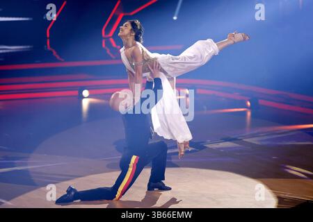 Profitänzerin Anastasia Maruster und Turnprofi Fabian Hambüchen bei der 18. Staffel der RTL-Tanzshow consente di ballare al coloneum. Köln, 02.05.2025 NRW Deutschland *** Danzatrice professionista Anastasia Maruster e ginnasta Fabian Hambüchen alla diciottesima stagione dello spettacolo di danza RTL Lets Dance al Coloneum di Colonia, 02 05 2025 NRW Germania Copyright: XChristophxHardtx Foto Stock