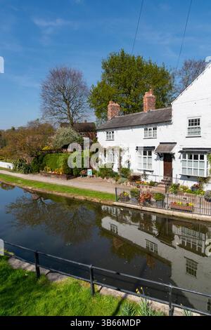 Il canale Bridgewater nel villaggio di Lymm vicino a Warrington, Cheshire, Inghilterra. Foto Stock